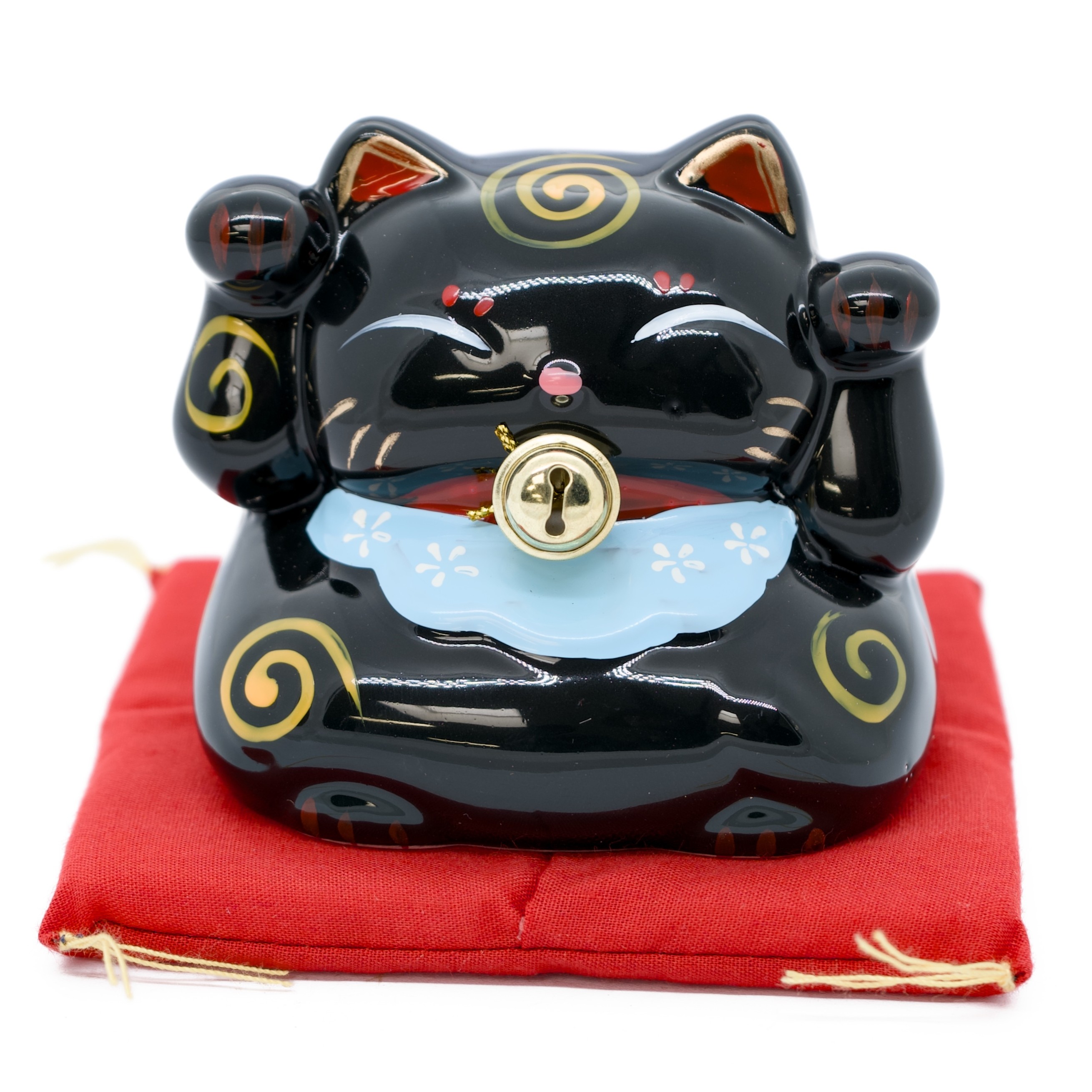 Lucky Cat zwart met bel op rood kussen A