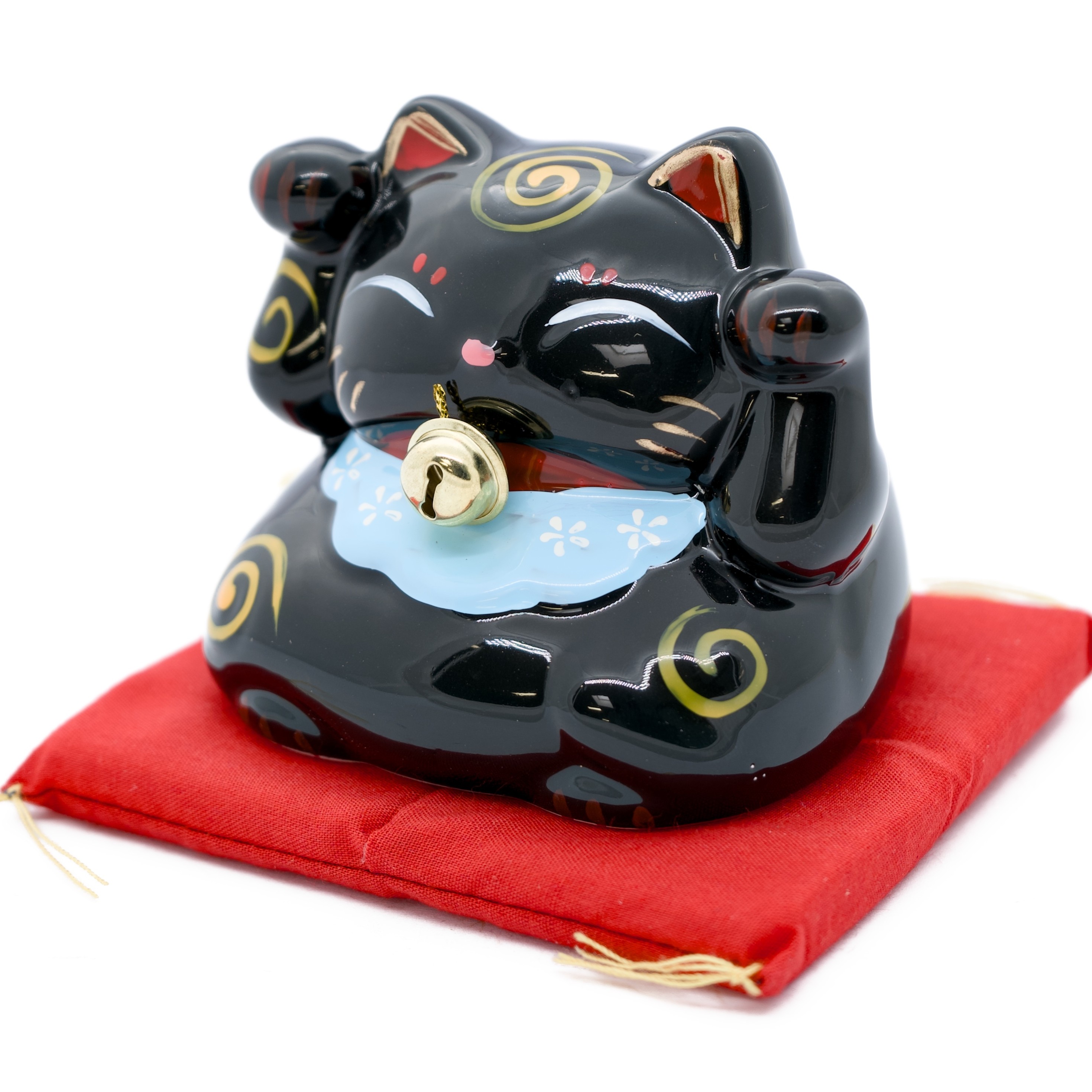 Lucky Cat zwart met bel op rood kussen A