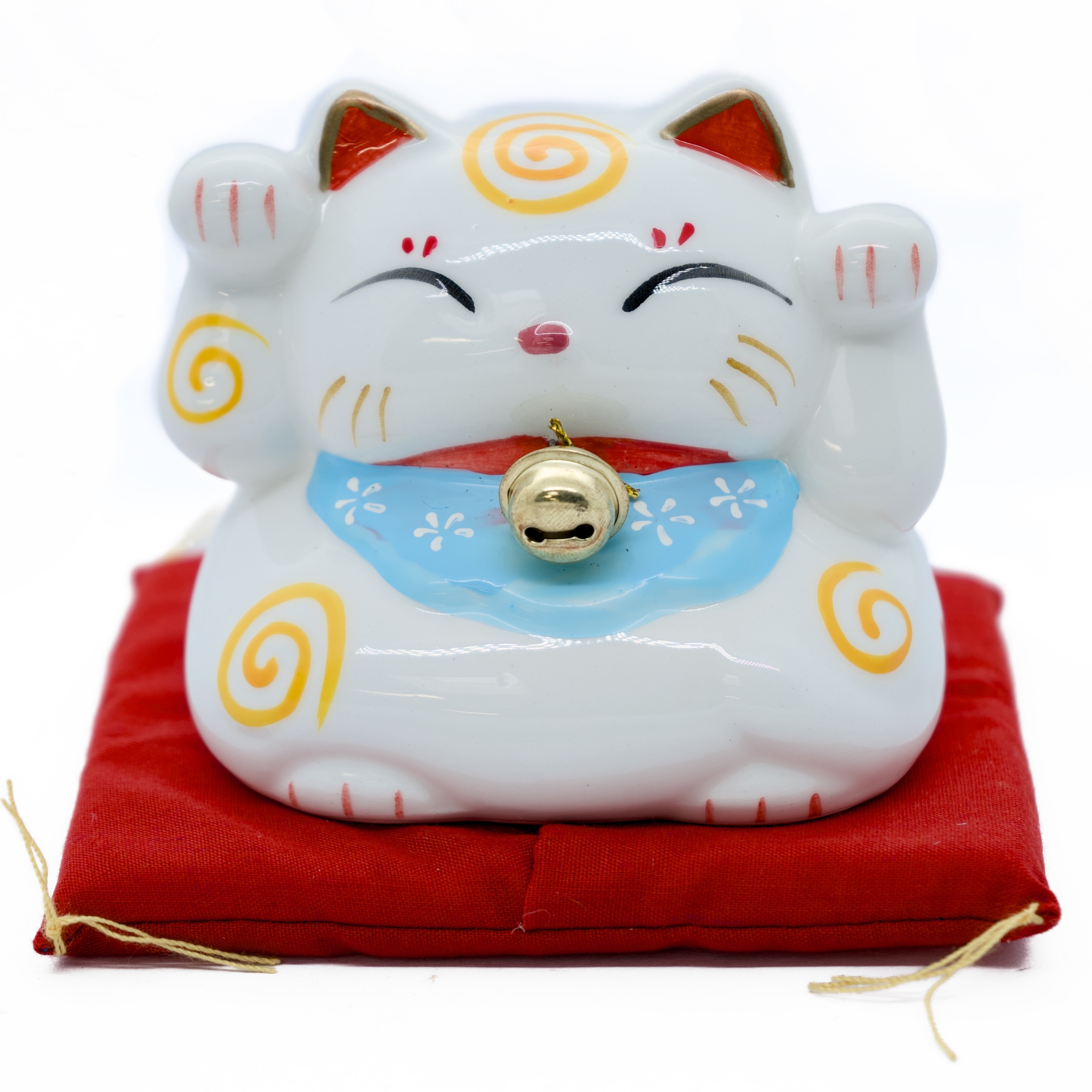 Lucky Cat Wit met bel op rood kussen A