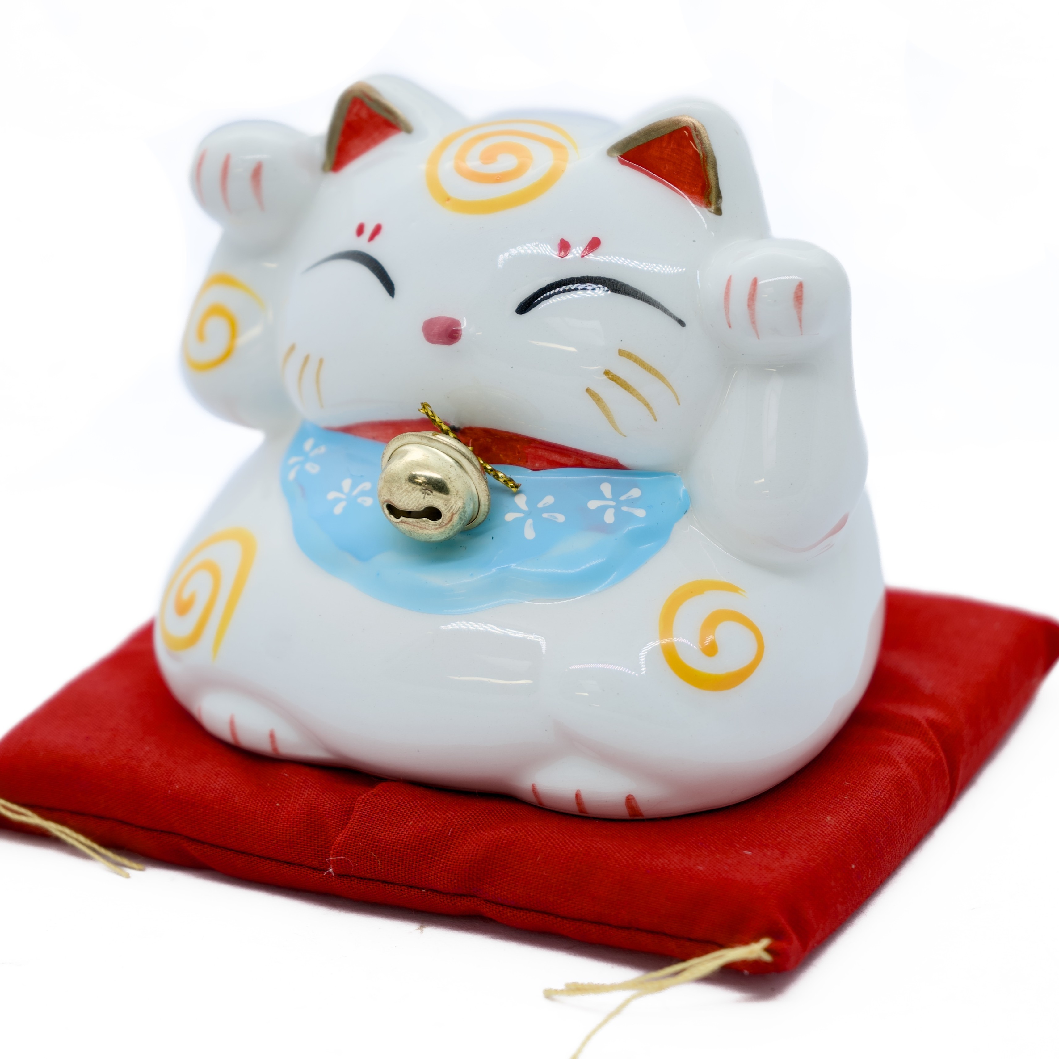 Lucky Cat Wit met bel op rood kussen A
